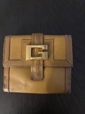 Gucci Tan Leather Bifold Wallet with Gold-Tone Snap Strap